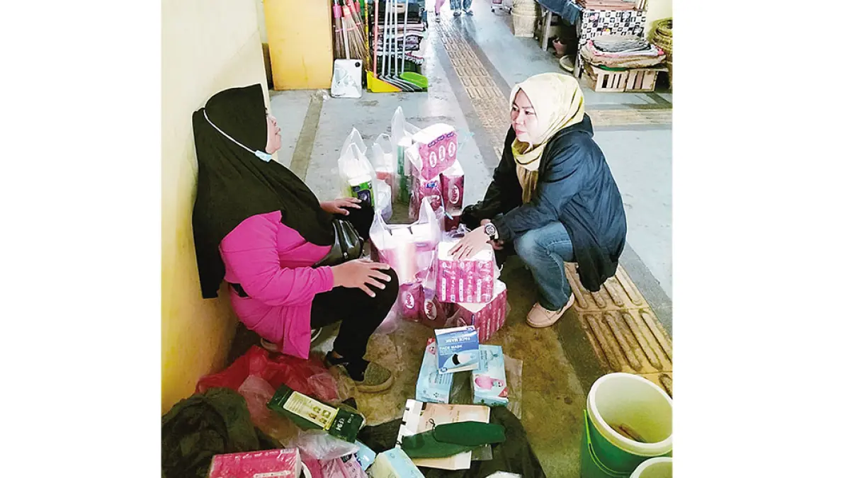 Dewi Natalia, seorang Mantri yang telah mengabdi selama 15 tahun bersama BRI saat berdialog dengan peda­gang di Bandar Lampung, baru-
baru ini. (BRI UNTUK RIAU POS)