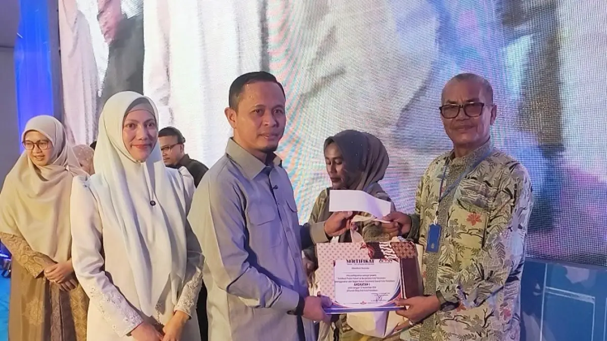 Wako Pekanbaru Agung Nugroho didampingi Ketua TP PKK Pekanbaru Sulastri Agung memberikan bantuan dsn sertifikat pada peserta sosialisasi Produk Hukum se Kecamatan Pekanbaru, Selasa (16/9/2026) di Kediaman Dinas Walikota Pekanbaru. (M ALI NURMAN/RIAUPOS.CO)