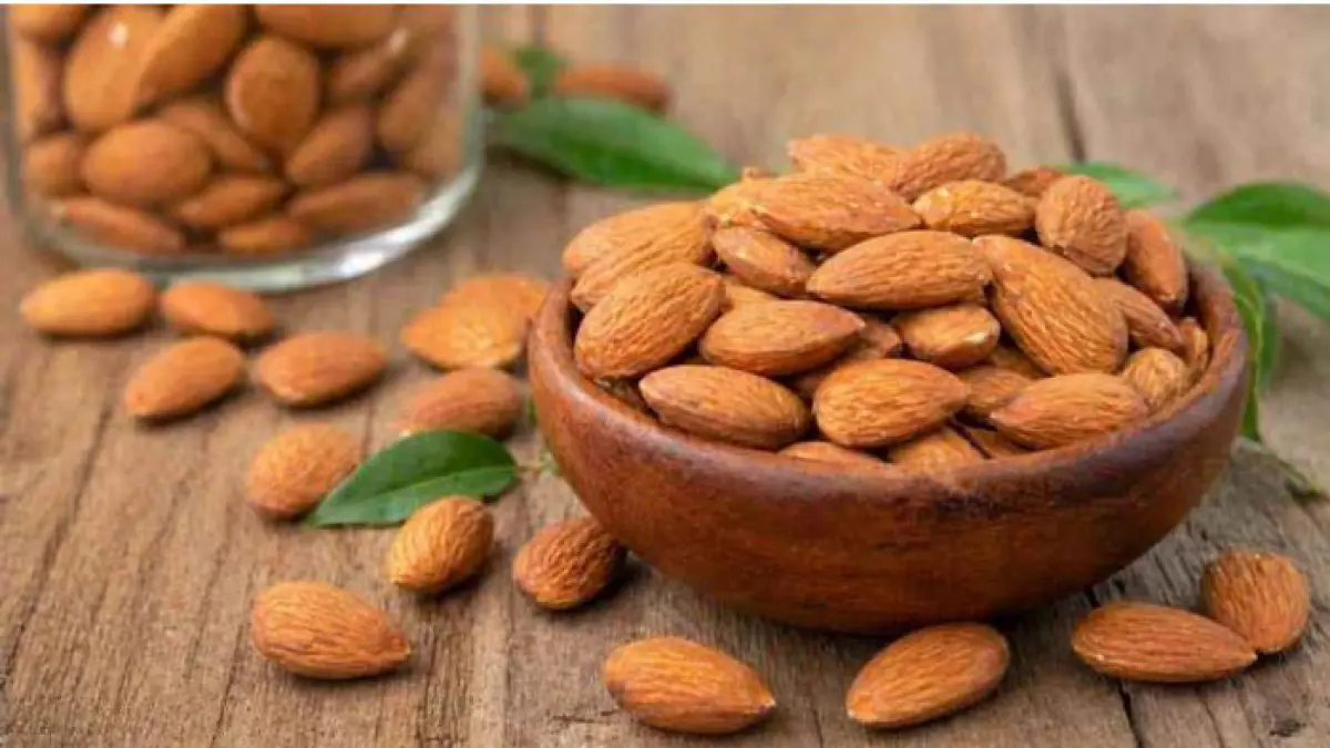 Ilustrasi kacang almond yang merupakan salah satu sumber makanan kaya vitamin E. (Freepik)