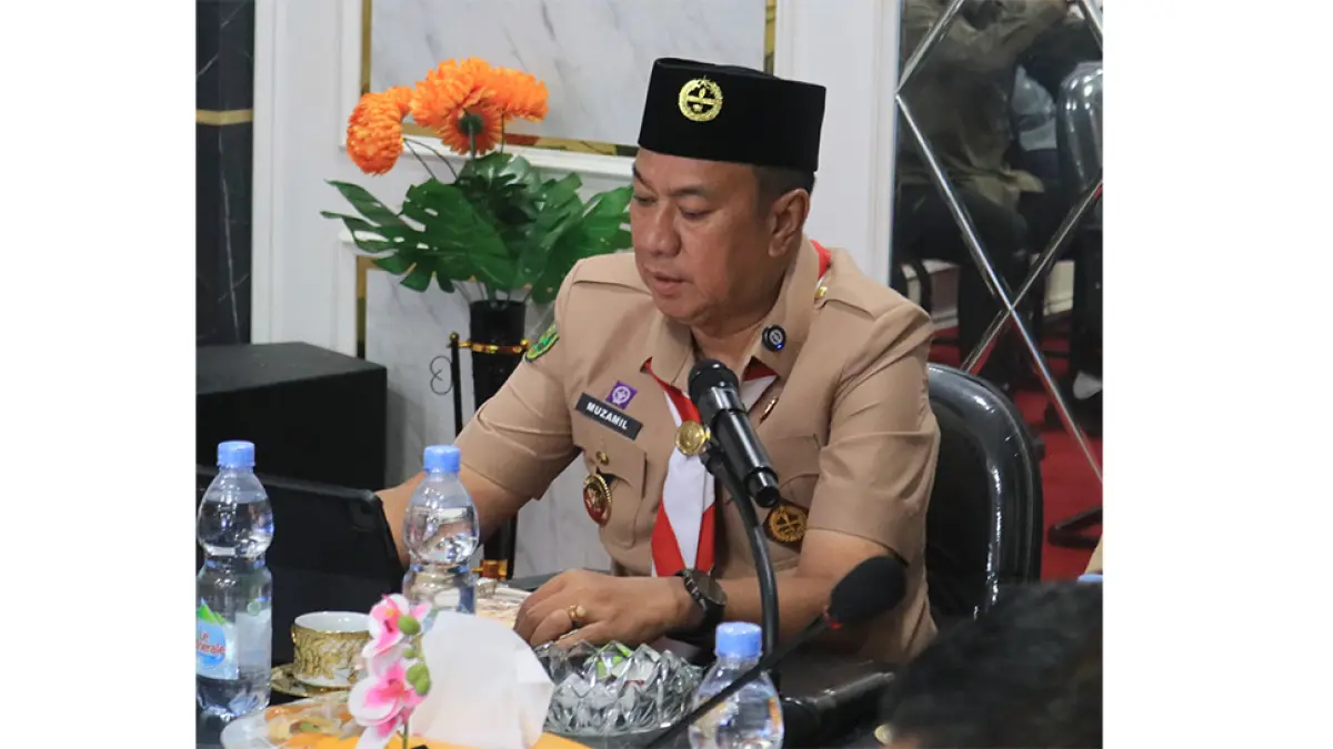 PIMPIN RAPAT: Wakil Bupati Kepulauan Meranti Muzamil memimpin Rakor Monitoring dan Evaluasi Intervensi Pembangunan di Wilayah Perbatasan sekaligus Penyusunan Usulan Program Kawasan Perbatasan Negara (PKPN) 2027–2029 di Aula Dinas PUPR Meranti, Senin (14/9/2026).(Wira saputra/riau pos)