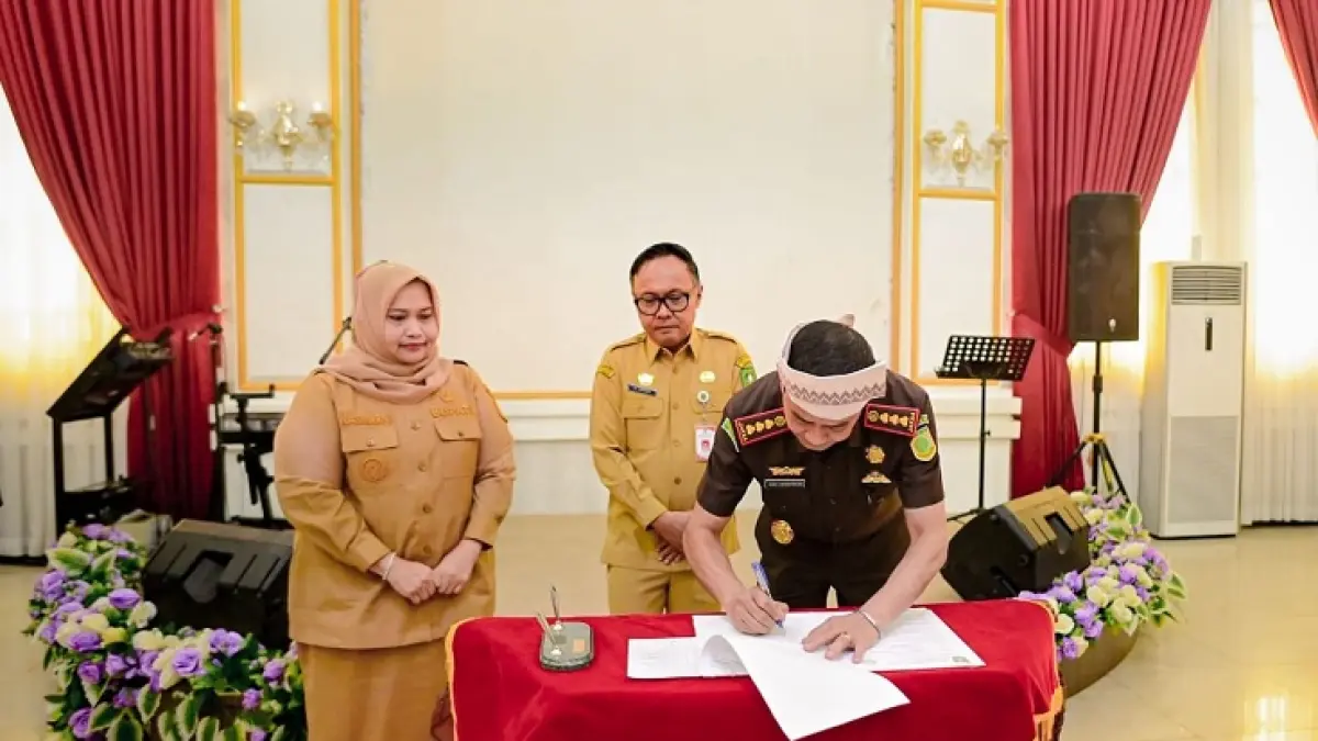 Kajari Bengkalis Ade Indrawan meneken nota hibah barang dari Pemkab Bengkalis di Wisma Sri Mahkota Bengkalis, Selasa (15/9/2026).(Istimewa)