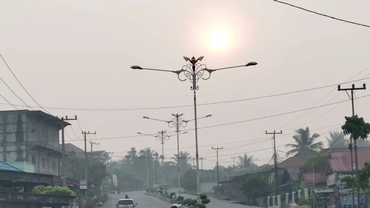 Kondisi matahari tertutup kabut asap menyelimuti wilayah ibukota Kabupaten Rohul, Pasirpengaraian dan sekitarnya, Selasa (15/9/2026) pagi. (Engki Prima Putra/Riaupos.co)