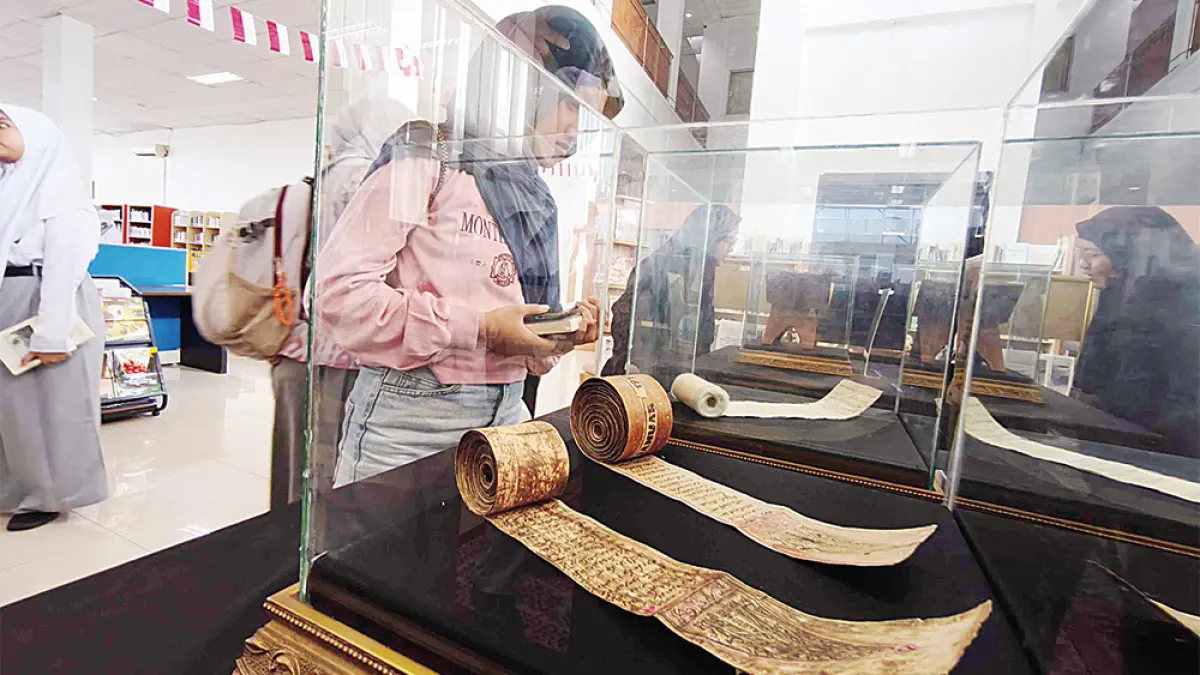 Naskah Kuno : Pengunjung melihat naskah kuno yang dipamerkan saat Guratan Naskah Kuno Pekanbaru di Perpustakaan Tenas Effendy Kota Pekanbaru, Senin (14/9/2026). (EVAN GUNANZAR/RIAU POS)