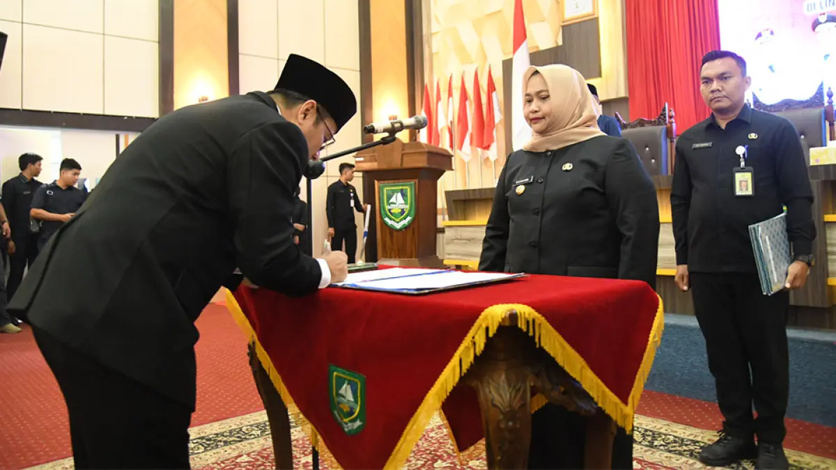 PAKTA INTEGRITAS: Para pejabat yang dilantik langsung meneken pakta integritas di hadapan Bupati Bengkalis Kasmarni di Ruang Dang Merdu Lantai IV Kantor Bupati Bengkalis, Senin (14/9/2026).(abu kasim/riau pos)