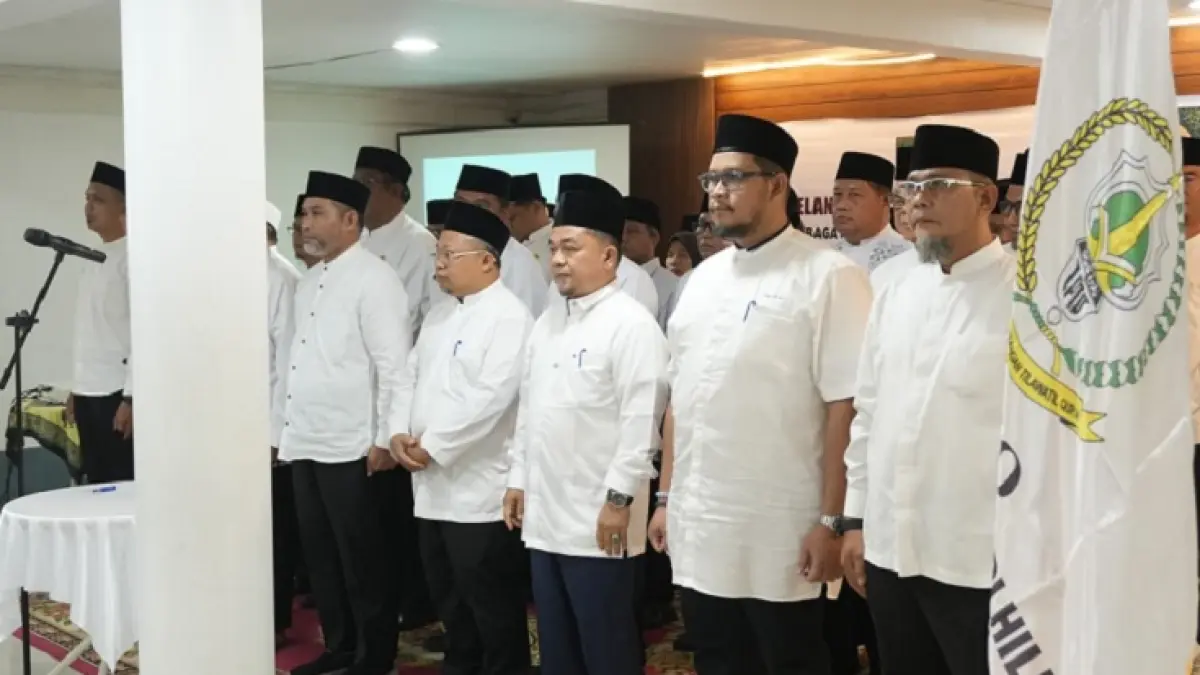 Para pengurus LPTQ Inhil berdiri dan bersiap sebelum dilantik oleh Bupati Inhil Herman, Selasa (15/9/2026).(Diskominfo Inhil)