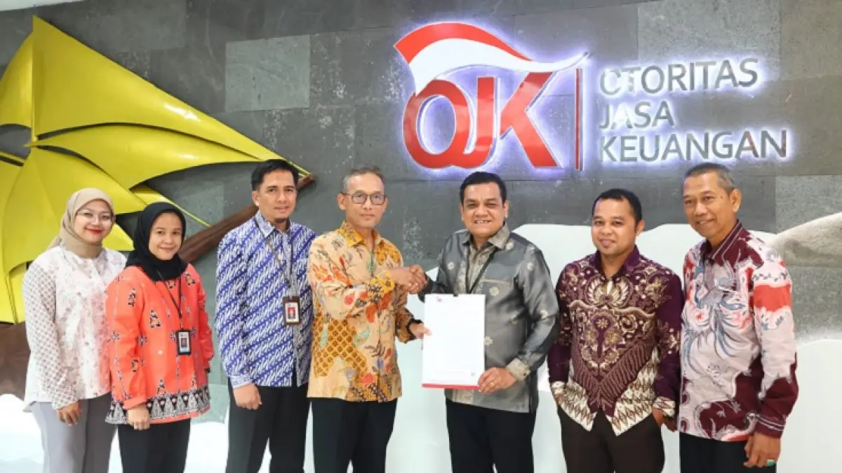 Penyerahan Surat Keputusan (SK) Penggabungan kepada pengurus PT BPR Cempaka Wadah Sejahtera berlangsung di Kantor OJK Provinsi Riau, belum lama ini.(Istimewa)