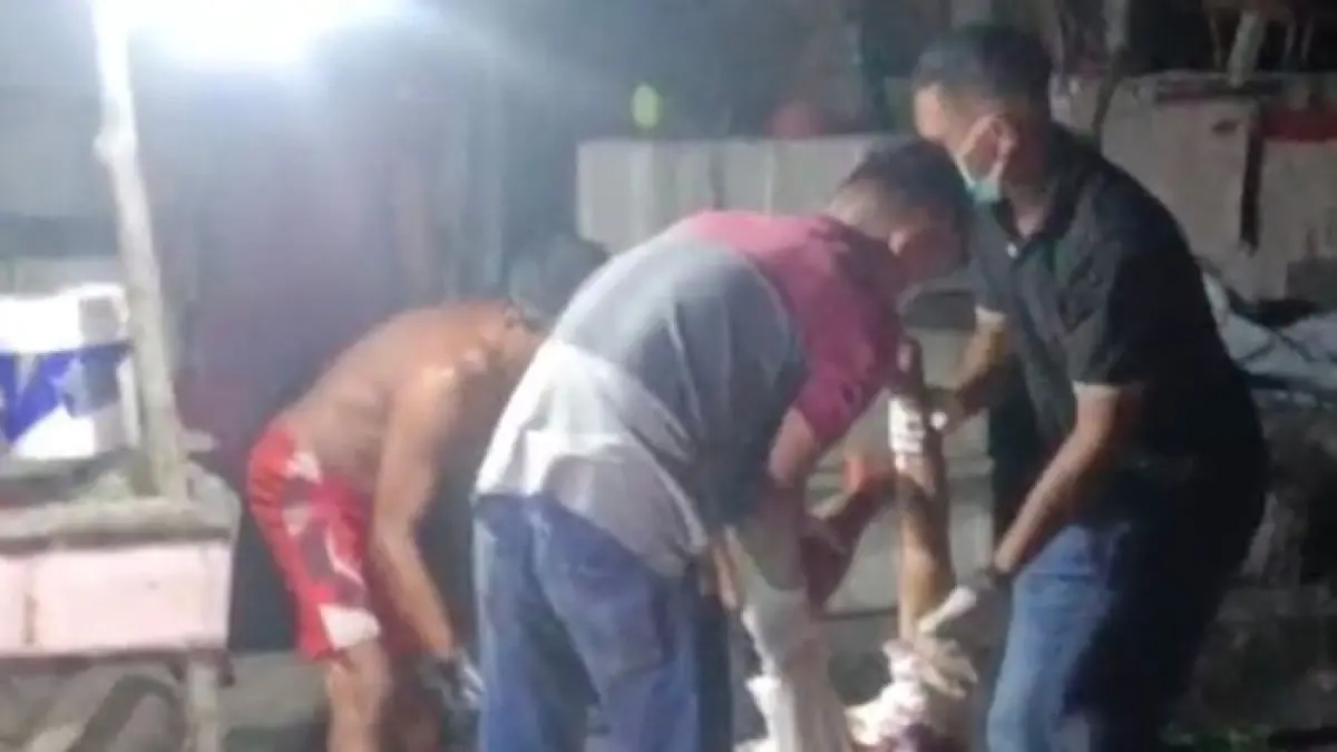 Petugas medis dari Puskesmas Bantan melakukan evakuasi terhadap tukang ojek yang dianiaya penumpangnya di Desa Kembung Baru, Kecamatan Bantan, Senin (14/9/2026) dini hari. (Istimewa)