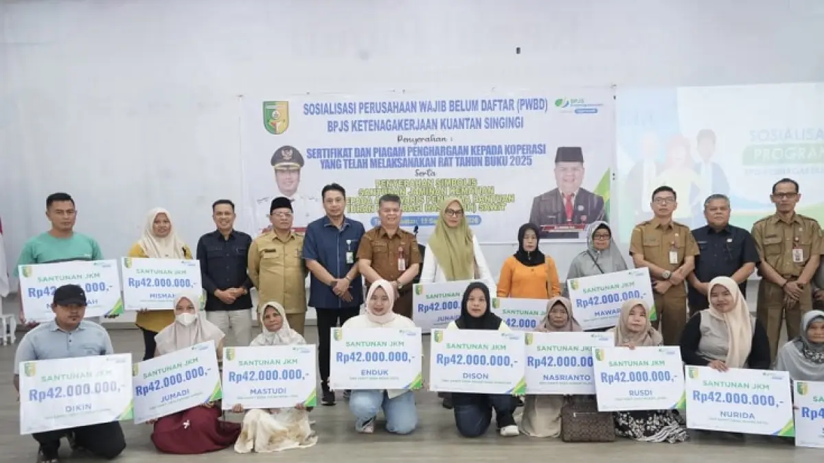 Pj Sekda Drs Muradi MSi bersama penerima santunan jaminan ketenagakerjaan, Selasa (15/9/2026) di Pendopo Rumah Dinas Jabatan Bupati(Desriandi Candr/Riaupos.co)