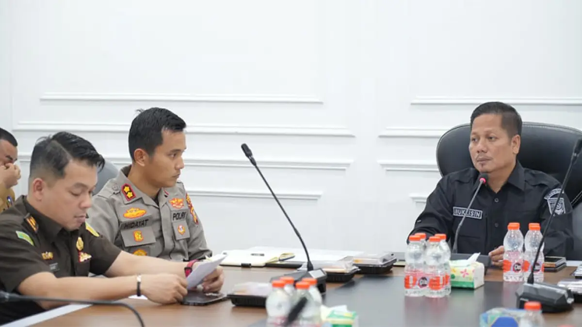 Plt Bupati Kuansing H Muklisin menginstruksikan untuk mengaktifkan Posko Karhutla hingga ke desa dalam rapat bersama Forkompinda, Selasa (15/9/2026) di Kantor Bupati Kuansing. (Istimewa)