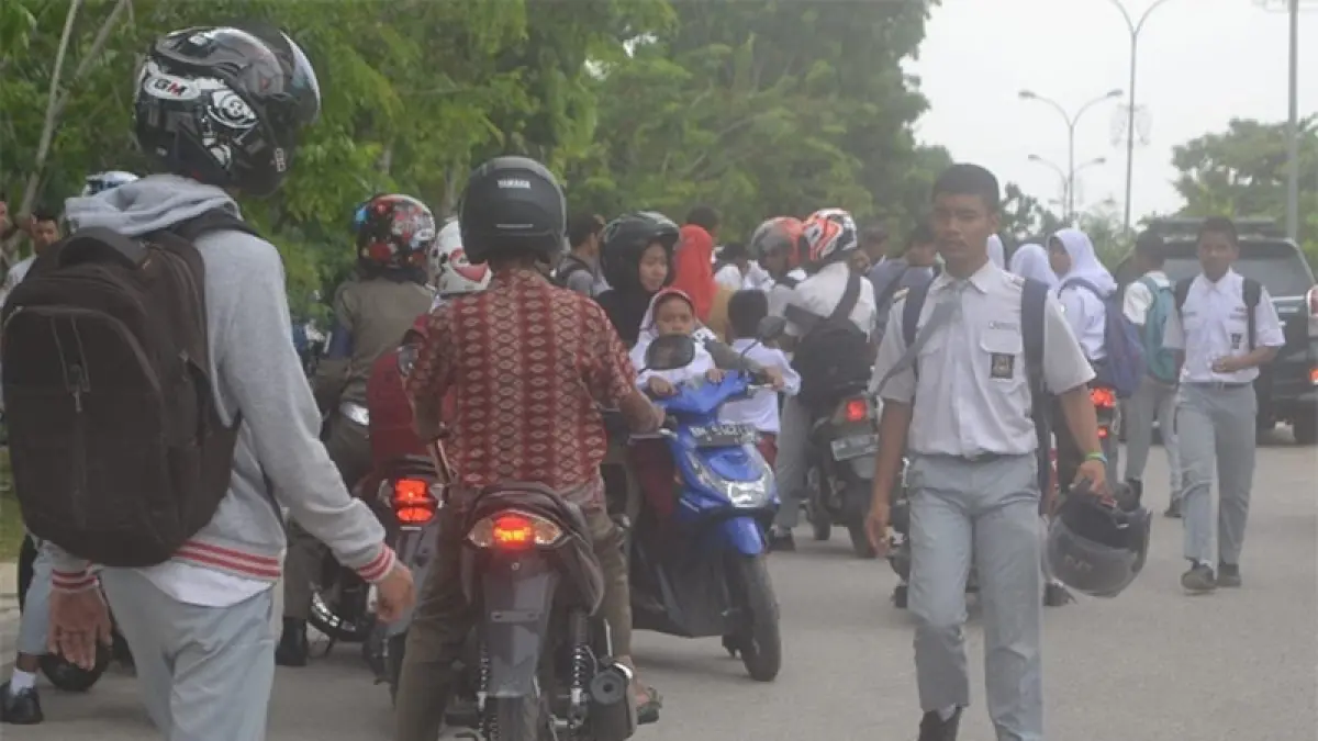 Siswa SMAN Binsus Bernas dipulangkan akibat dampak kabut asap&nbsp;yang kian menebal, Selasa (15/9/2026) pagi. (M Amin Amran)