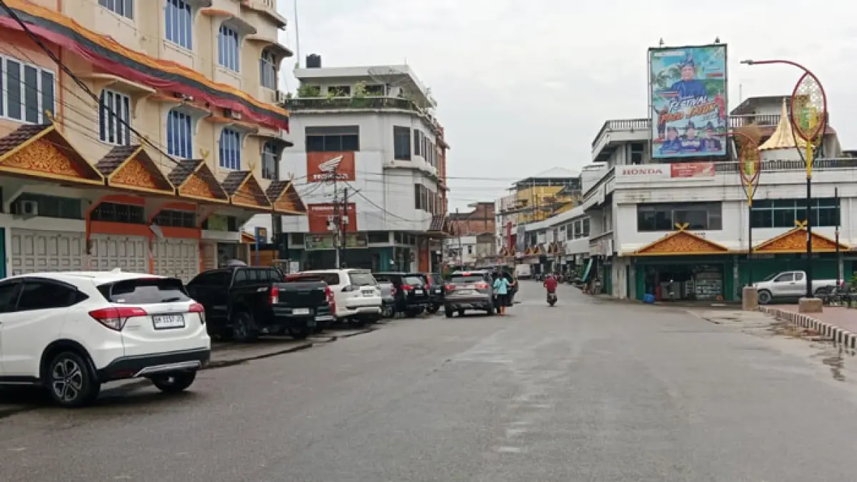 Teluk Kuantan Kecamatan Kuantan Tengah, Selasa (15/9/2026) masih terlihat berasap. (Desriandi Candra/Riaupos.co)