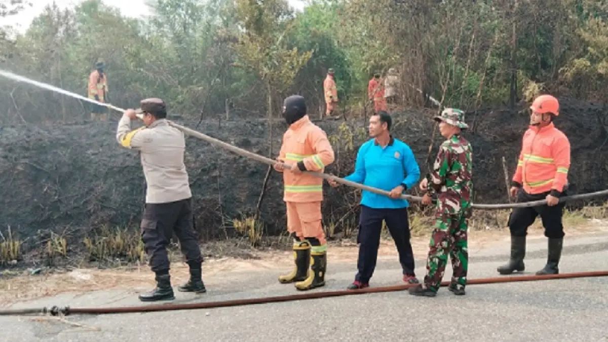 Tim TRC BPBD Kampar bersama Satgas Gabungan memadamkan api yang membakar lahan dekat Sungai Hijau, Kecamatan Salo, Kabupaten Kampar, Selasa (15/9/2026).(BPBD untuk Riaupos.co)