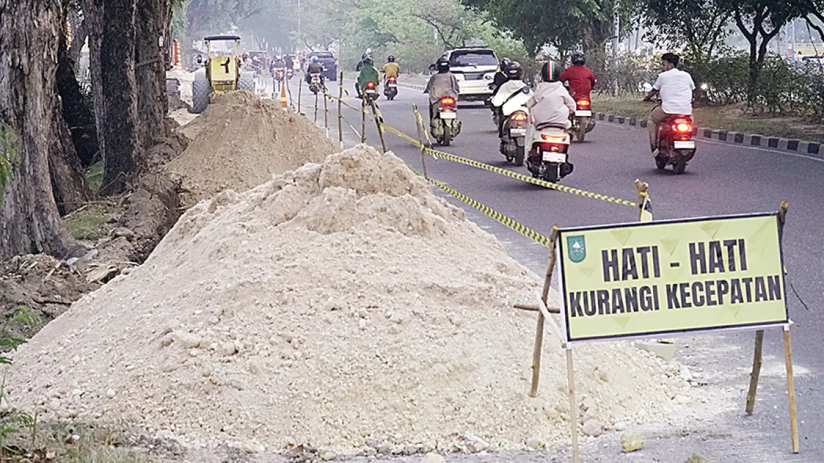 PELEBARAN JALAN:  Kendaraan melintas di Jalan Soekarno-Hatta menuju persimpangan SKA yang sedang dalam pelebaran dan penambahan lajur, Selasa (15/9/2026). Pelebaran di sejumlah ruas jalan dalam Kota Pekanbaru berdampak pada pemindahan beberapa pohon pelindung. (MHD AKHWAN/RIAU POS)