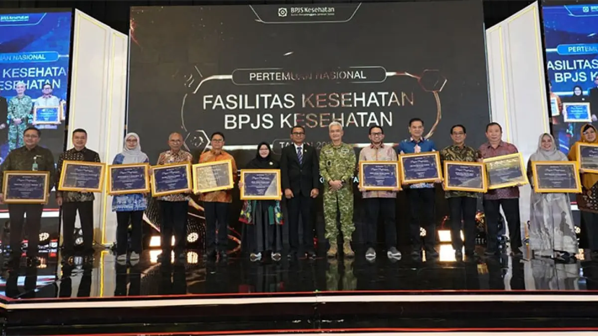 Dirut BPJS Kesehatan Prihati Pujowaskito foto bersama perwakilan faskes saat &nbsp;Pertemuan Nasional Faskes BPJS Kesehatan Tahun 2026, Rabu (16/9/2026). Foto Istimewa