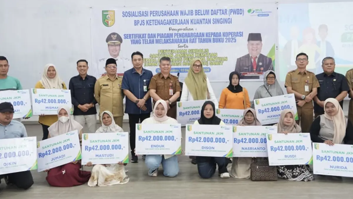 FOTO BERSAMA: Pj Sekdakab Kuansing Drs Muradi MSi foto bersama penerima santunan jaminan kecelakaan kerja dari BPJS Ketenagakerjaan di Pendopo Rumah Dinas Bupati, Selasa (15/9/2026).(DESRIANDI CANDRA/RIAU POS)