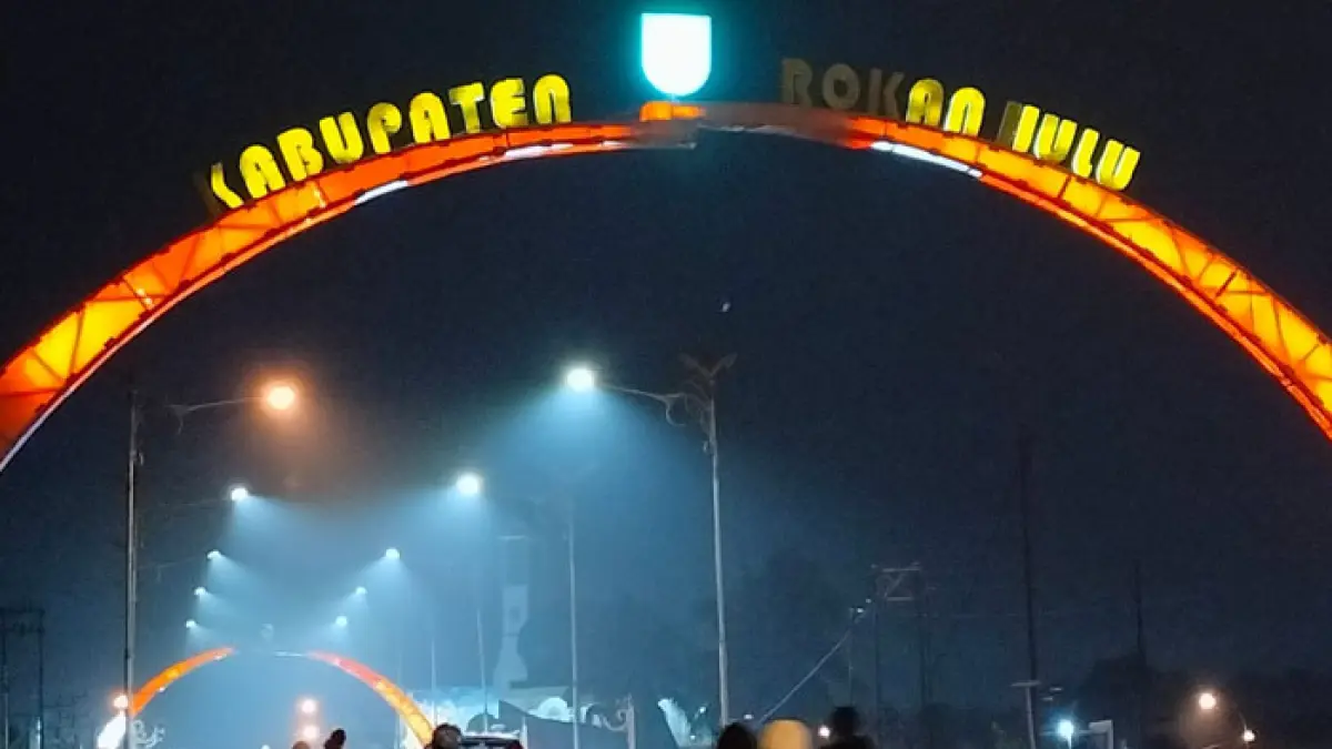Kabut asap tebal terlihat dari Jembatan Batang Lubuh Paisirpengaraian, Kecamatan Rambah, Rohul, Rabu (16/9/2026). (Engki Prima Putra/Riaupos.co)
