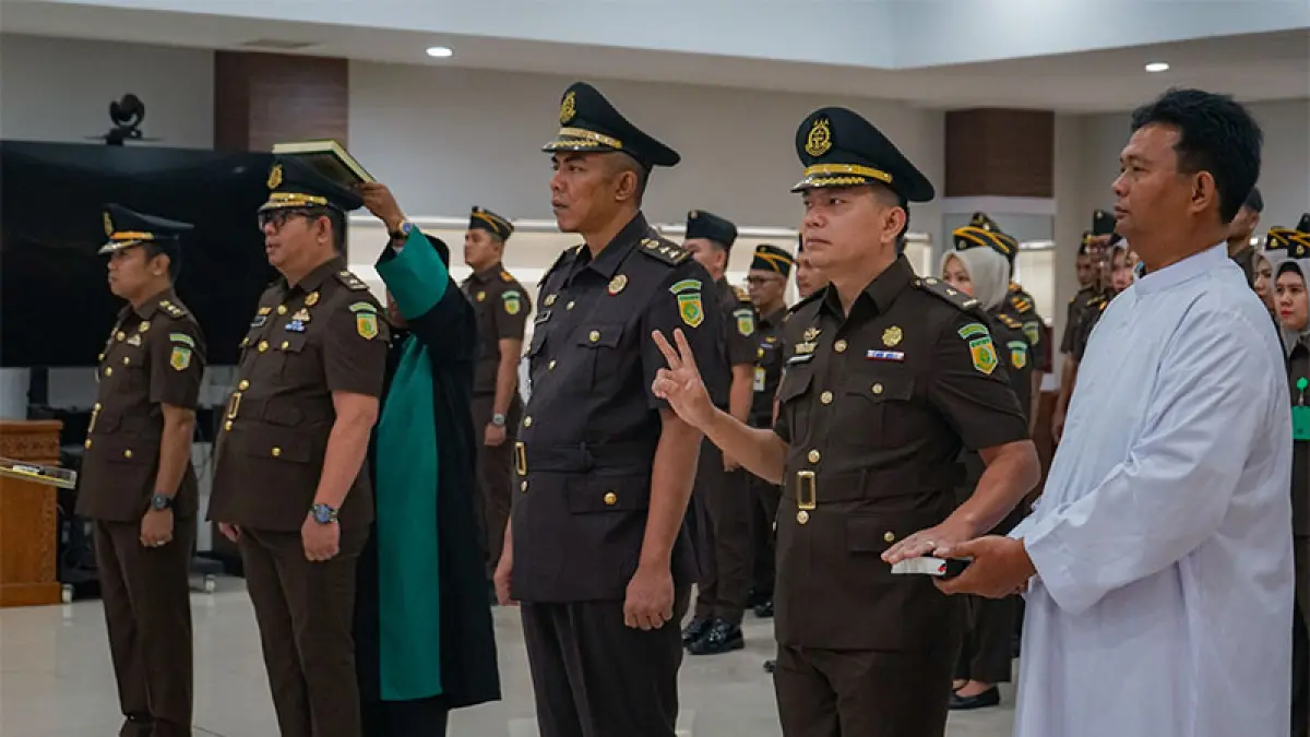 Kasi Pidsus Fusthathul Amul Huzni dan Kasi Datun Kejari Pekanbaru Hengky Fransiscus Munte resmi dilantik, Selasa (15/9/2026). (ISTIMEWA)
