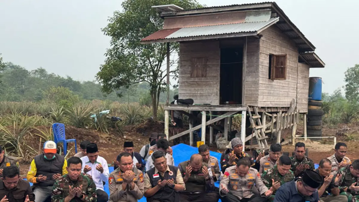 Pangdam XIX/Tuanku Tambusai, Mayjen TNI Agus Hadi Waluyo bersama Kapolda Riau, Irjen Pol Herry Heryawan serta Bupati Inhu Ade Agus Hartanto dan pejabatainnya gelar Salat Istisqa di areal Karhutla Kecamatan Kuala Cenaku, Rabu (16/9/2026). (Tim Karhutla Inhu untuk Riaupos.co)