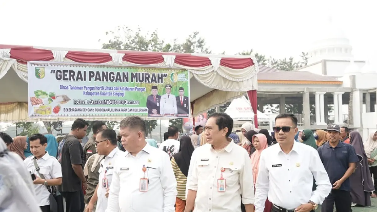 Pj Sekda Kuansing Drs Muradi MSi membuka Gerai Pangan Murah di halaman eks Astaka Riau-Taman Jalur Teluk Kuantan, Rabu (16/9/2026). (Desriandi Candra/Riaupos.co)