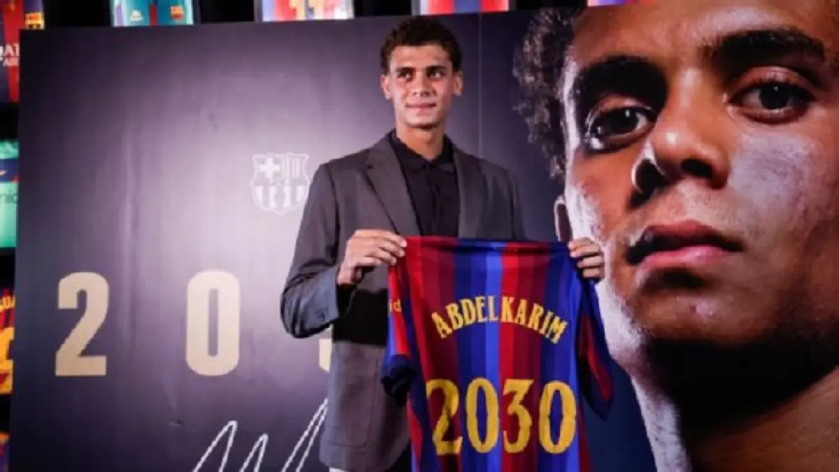 Striker Mesir Hamza Abdelkarim menandatangani kontrak baru untuk tetap bersama Barcelona hingga 2030. (Getty Images)