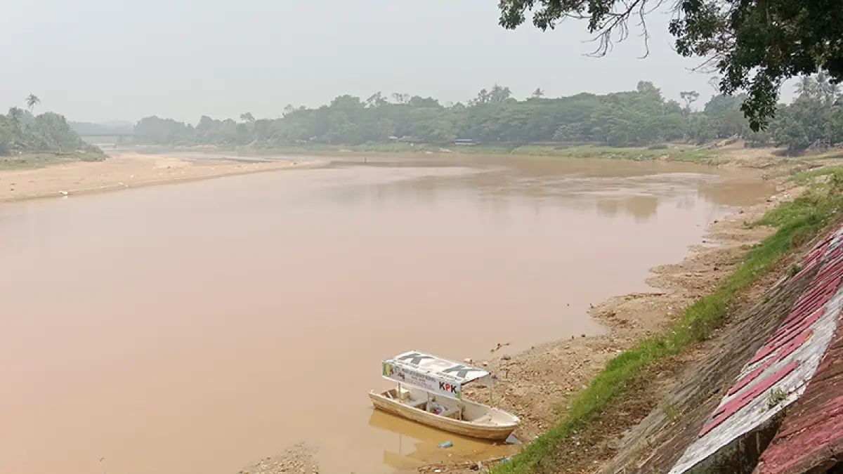 SURUT: Sungai Kuantan dilihat dari Tepian Narosa Telukkuantan mengalami surut, Senin (14/9/2026).(DESRIANDI CANDRA/RIAU POS)