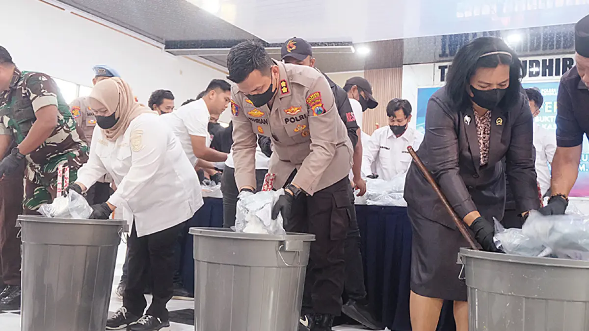 LARUTKAN SABU: Kapolres AKBP Fahrian Saleh Siregar dan Bupati Kasmarni serta forkopimda memusnahkan narkotika jenis sabu dengan cara dilarutkan dalam cairan kimia dalam ember di Aula Tantya Sudhirajati Polres Bengkalis, Rabu (16/9/2026).(Humas Polres Bengkalis untuk Riau Pos)