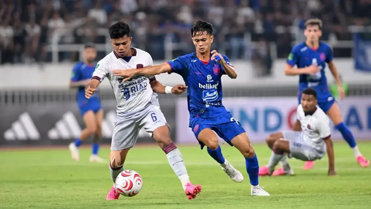 Pemain PSPS Pekanbaru dibayangi pemain PSIS Semarang pada pertandingan tandang perdana skuad Asykar Bertuah, di Stadion Jatidiri, Semarang, Jumat (11/9/2026) lalu dan bakal menjamu Persiraja Banda Aceh di Stadion Kaharuddin Nasution, Rumbai, Sabtu (19/9/2027) dalam lanjutan Pegadaian Championship 2026/2027.(JAWAPOS.COM)