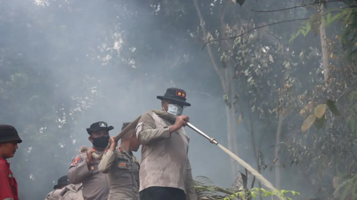 Kapolres Kampar AKBP Boby Putra Ramadhan Sebayang pimpin langsung pemadaman kebakaran lahan di kawasan perbukitan terpencil yang berada di perbatasan Desa Sungai Sarik, Kecamatan Kampar Kiri, dan Desa Balung, Kecamatan XIII Koto Kampar, Kamis (17/9/2026). (Humas Polres Kampar untuk Riaupos.co)