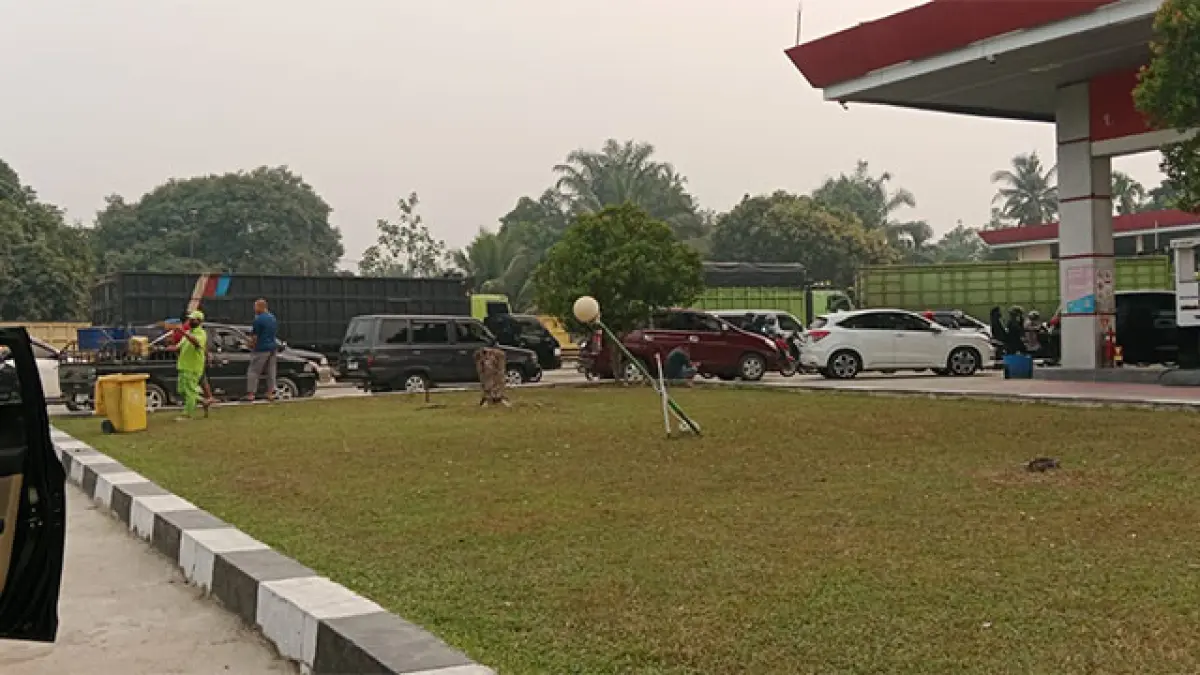 Antrean kendaraan di SPBU Kebun Nenas, Kamis (17/9/2026) juga masih terjadi. Foto Desriandi Candra