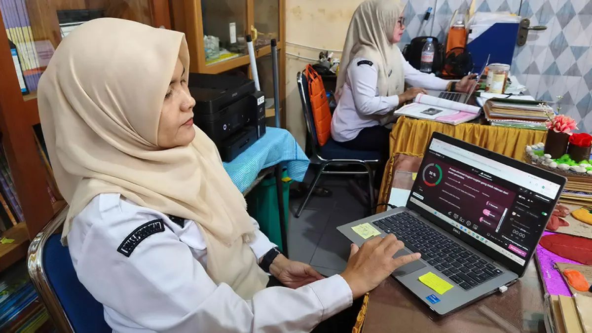 DARING: Guru SMPN 10 Pekanbaru melakukan Pembelajaran Jarak Jauh  (PJJ) atau dalam jaringan (daring) dengan murid-muridnya, Rabu (16/9/2026).(EVAN GUNANZAR/RIAU POS)