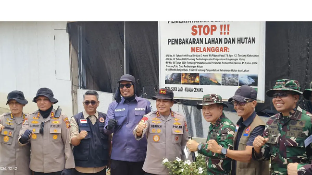 Bupati Inhu Ade Agus Hartanto foto bersama Kapolda Riau, Irjen Pol Dr Herry Heryawan, Pangdam XIX/Tuanku Tambusai Mayjen TNI Dr Agus Hadi Waluyo, dan Tenaga Ahli Kepala BNPB, Brigjen TNI M Syech Ismed saat meninjau Karhutla di Kuala Cenaku, Rabu (17/9/2026). (Diskominfotik Inhu untuk Riaupos.co)