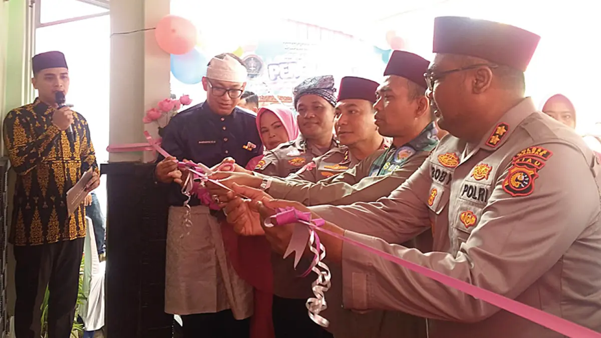 GUNTING PITA: Kapolda Riau Irjen Pol Dr Herry Heryawan SIK MH MHum dan Ustaz H Abdul Somad Batubara Lc DESA PhD menggunting pita peresmian SLB Cahaya Rimbo Panjang, Rabu (16/9/2026).(Herianto Baserah/Riau Pos
)