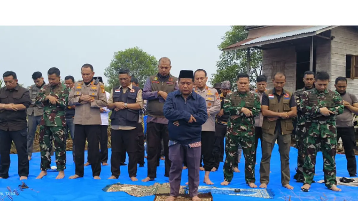Bupati Inhu, Ade Agus Hartanto bersama Kapolda Riau, Irjen Pol Dr Herry Heryawan, Pangdam XIX/Tuanku Tambusai Mayjen TNI Dr Agus Hadi Waluyo, dan Tenaga Ahli Kepala BNPB, Brigjen TNI M Syech Ismed dan pihak lainnya saat menggelar Salat Istisqa di lokasi Karhutla di Kuala Cenaku, Rabu (17/9/2026).  (Diskominfotik Inhu untuk Riaupos.co)