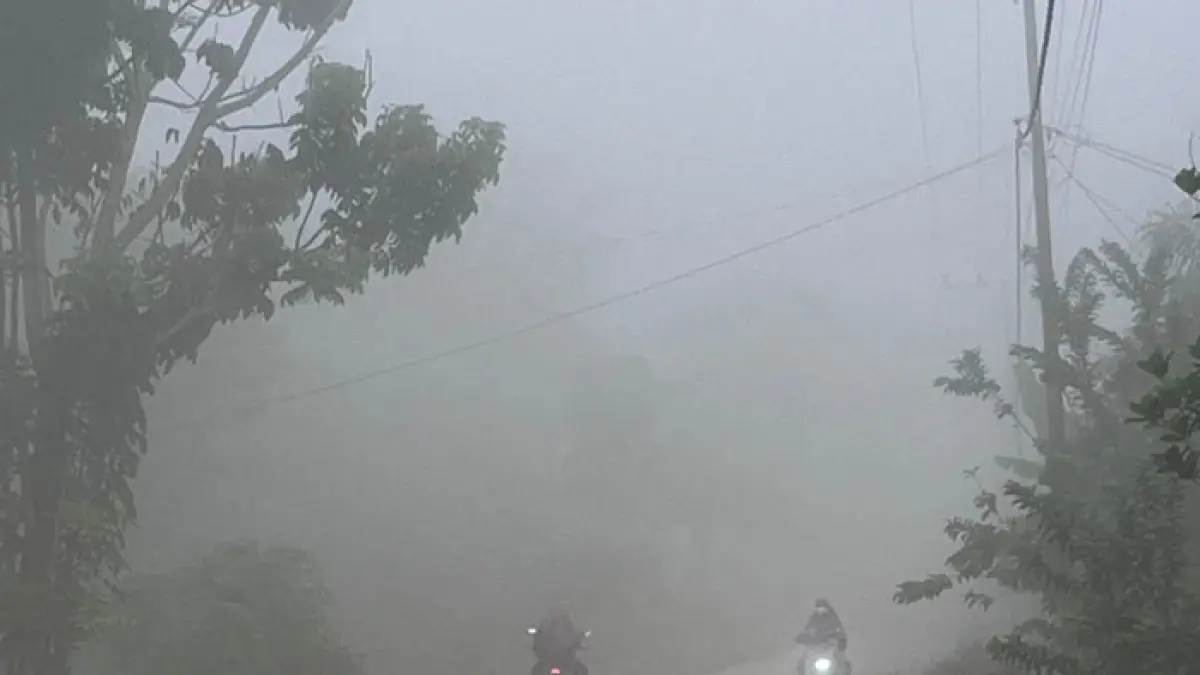 Kondisi kabut asap yang terjadi di wilayah Kecamatan Kubu, Rohil, Kamis (17/9/2926) siang. (Istimewa)