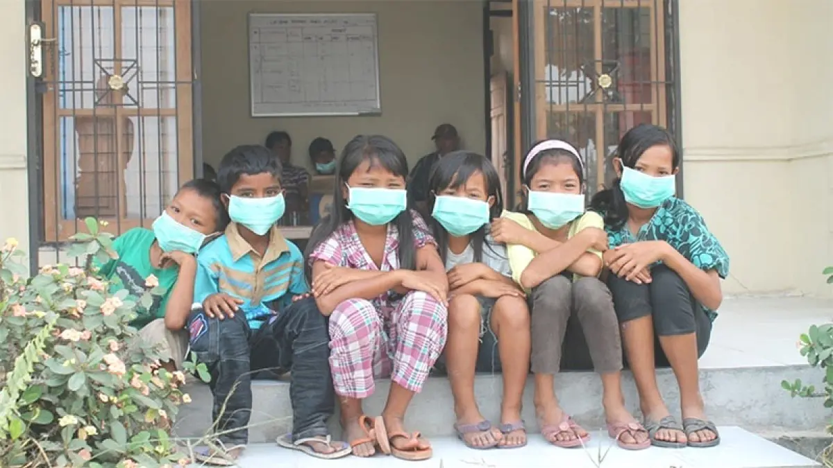 Murid SD di Kecamatan Pangkalan Kerinci mengenakan masker guna mengantisipasi penyakit ISPA akibat munculnya kabut asap dampak Karhutla, baru-baru ini. (Foto M Amin Amran)