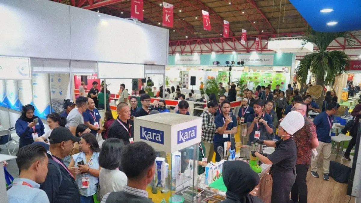 Pengunjung memadati booth KARA dalam ajang Fi Asia Indonesia 2026 di JIExpo Jakarta, Kamis (17/9/2026). KARA memperkenalkan beragam produk olahan kelapa asli Indonesia ke pasar internasional.(Istimewa)