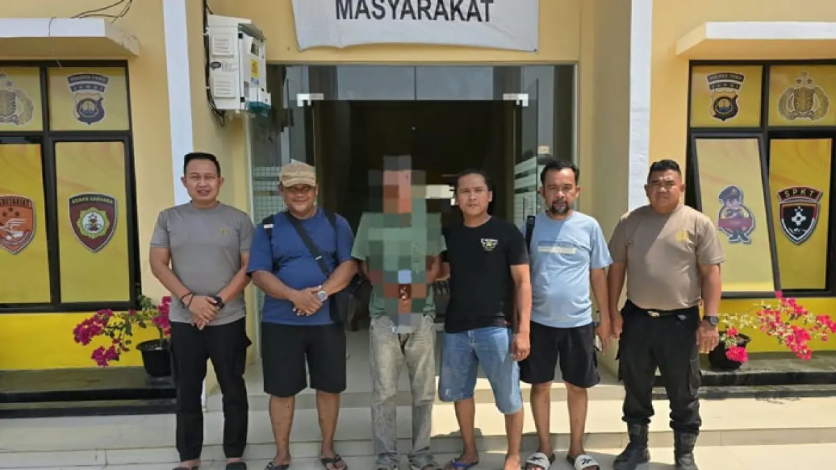Tersangka kasus pembunuhan, inisial KP saat diamankan polisi setelah sempat buron ke Jambi, baru-baru ini. (Dok Humas Polres Rohil untuk Riaupos.co)