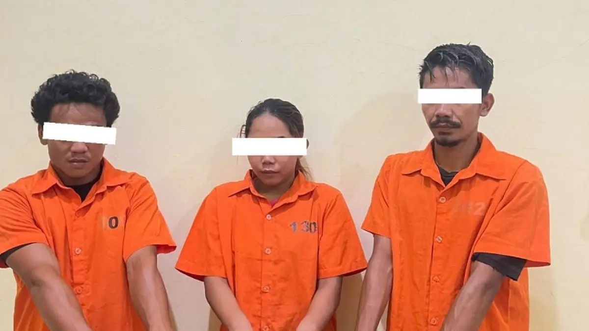 Tiga pelaku pengedar narkotika jenis sabu diamankan bersama barang bukti sabu di Mapolres Bengkalis, Rabu (16/9/2026).(Polres Bengkalis)