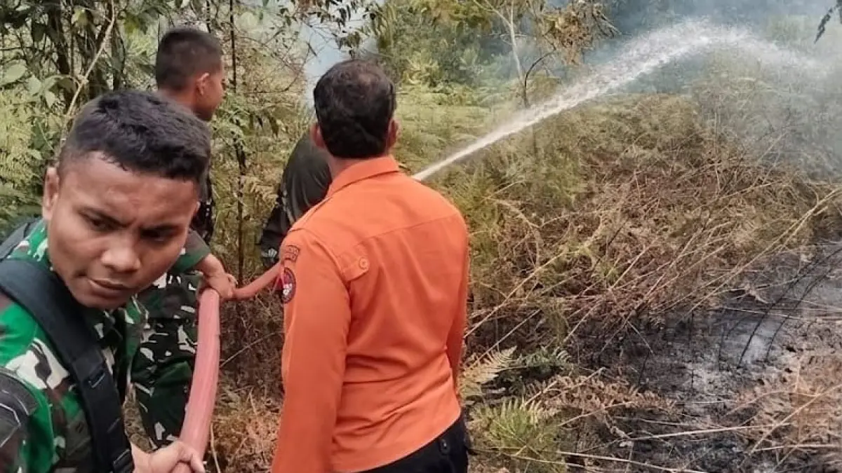 Tim TRC BPBD Kampar bersama satgas gabungan memadamkan api yang membakar lahan Desa Salo, Kecamatan Salo, Kamis (17/9/2026). BPBD untuk Riaupos.co