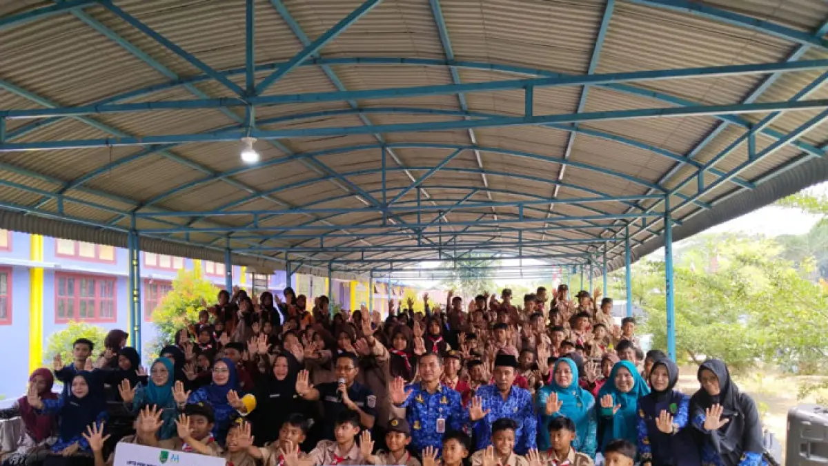 Wabup Rohil Jhony Charles, Kepala DP2KBP3A Cici Sulastri, Kadisdikbud HM Nurhidayat bersama sejumlah guru, dan siswa di SMP Negeri II Bangko, di Bagansiapiapi, Kamis (17/9/2026). (Zulfadhli/Riaupos.co)