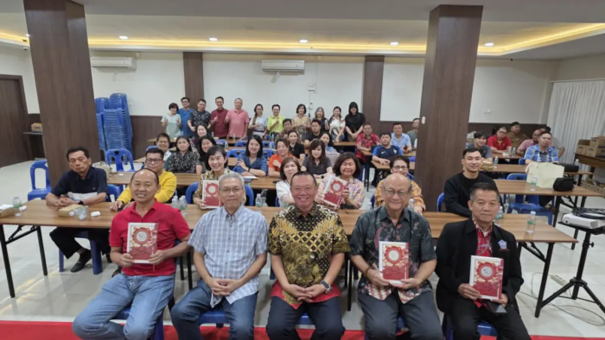Demisioner pengurus PSMTI pusat, Karya Elly (dua kiri) didampingi Ketua Dewan Penasihat PSMTI Riau, Syukur (kanan), Ketua Dewan Pembina PSMTI Riau yang juga Tim Froma PSMTI Pusat, Peng Suyoto (tengah), Sekjen PSMTI Riau, Romo Toni (dua kanan )dan Wakil Ketua PSMTI Riau Hubungan Antar Ormas, Siswaja Muljadi (kiri) foto bersama saat silaturahmi bersama pengurus PSMTI Riau, Jumat (18/9/2026). (Prapti Dwi Lestari/Riaupos.co)
