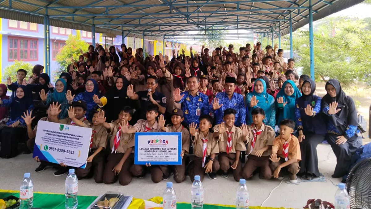 FOTO BERSAMA: Wabup Rohil Jhony Charles, Kepala DP2KBP3A Cici Sulastri, dan Kadisdikbud HM Nurhidayat foto bersama guru dan pelajar di SMP Negeri 2 Bangko, Bagansiapiapi, Kamis (17/9/2026).(Zulfadhli/riau pos)
