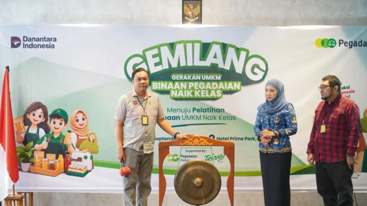Pemimpin Wilayah PT Pegadaian Kantor Wilayah II Pekanbaru, Agus Riyadi, didampingi Kadisperindagkop dan UKM Riau yang diwakili oleh Kabid Koperasi dan UKM Riau, Ditha Mayasari SE MM serta Deputi Bisnis PT Pegadaian Kantor Area Pekanbaru, Satriya Bratawijaya saat membuka kegiatan Gerakan UMKM Binaan Pegadaian Naik Kelas (Gemilang) di Hotel Prime Park Pekanbaru belum lama ini. (Istimewa)