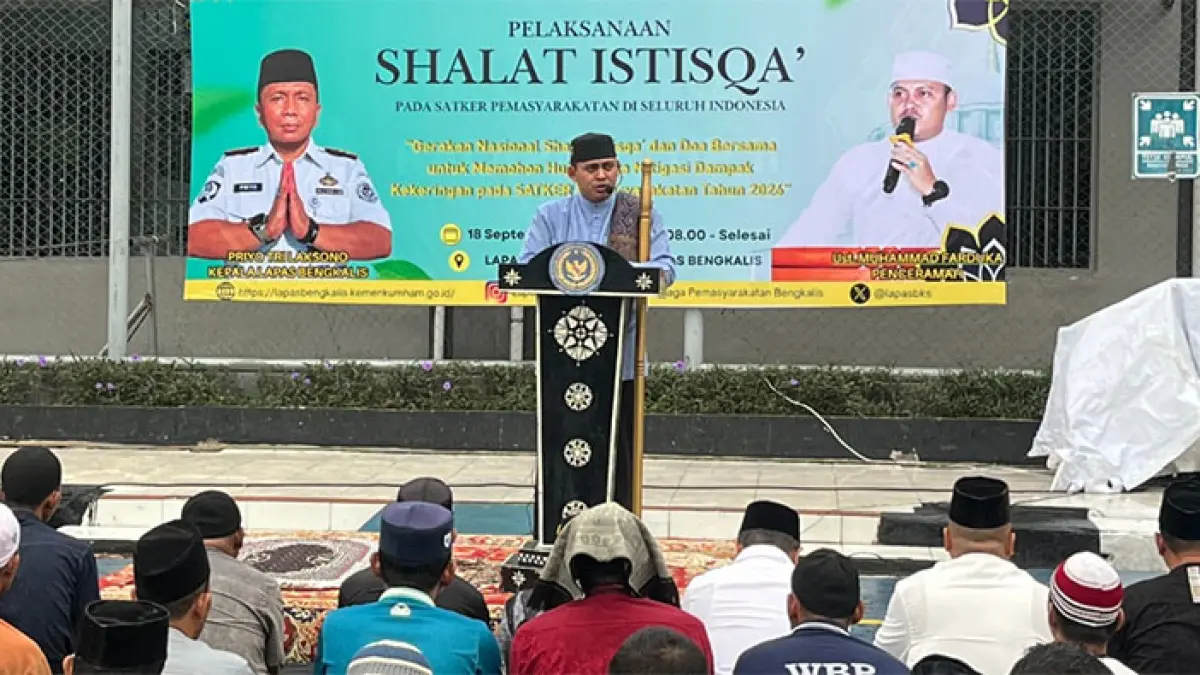 Jamaah Salat Istisqa mendengarkan khutbah momohon doa agar diturunkan hujan, di Lapangan Lapas Bengkalis, Jumat (18/9/2026) pagi. Foto Istimewa