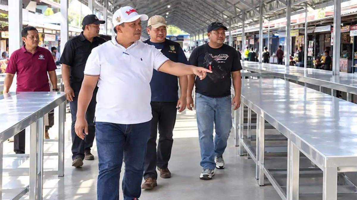 Kepala DKUPP Inhil Dr Trio Beni Putra meninjau lapak di TPS Pasar Jalan Sudirman, Tembilahan, Jumat (18/9/2026). (Istimewa).