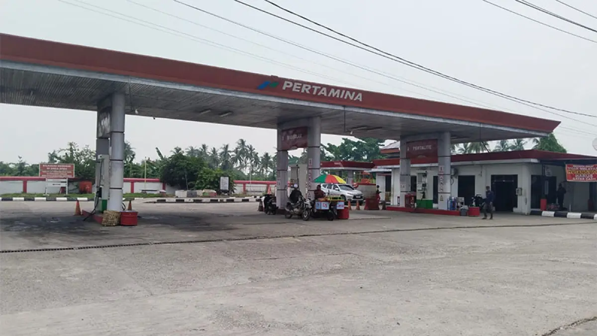 Kondisi di SPBU Bagansiapiapi saat menunggu kedatangan pasokan BBM, Kamis (17/9/2026). (Zulfadhli).
