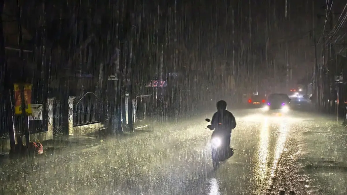 Kondisi hujan yang mengguyur kota Pekanbaru disertai listrik padam di Jalan Delima, Jumat (18/9/2026) malam. (Evan Gunanzar/Riaupos.co)