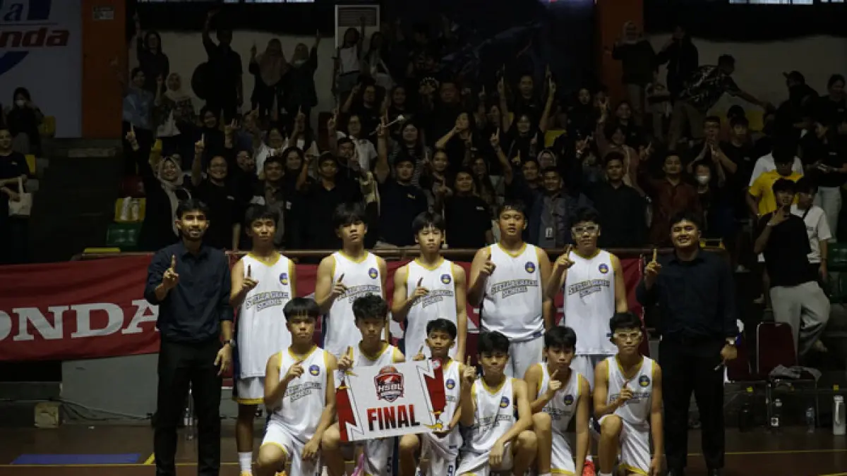 Pemain SMP Stella Gracia berfoto bersama usai menaklukkan SMP Darma Yudha, SMP Stella Gracia melaju ke Final Riau Pos Honda HSBL Pekanbaru Series di GOR Tribuana Pekanbaru, Jumat (18/9/2026). (Mhd Akhwan/Riaupos.co)