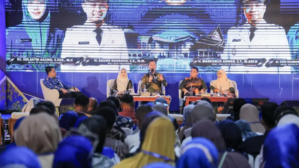 SOSIALISASI: Wali Kota Pekanbaru Agung Nugroho dan Wawako Markarius Anwar menghadiri Sosialisasi Produk Hukum yang diikuti masyarakat dari Kecamatan Sukajadi, Kulim, dan Sail di Rumah Dinas Wali Kota Pekanbaru, Kamis (17/9/2026),(pemko pekanbaru untuk riau pos)