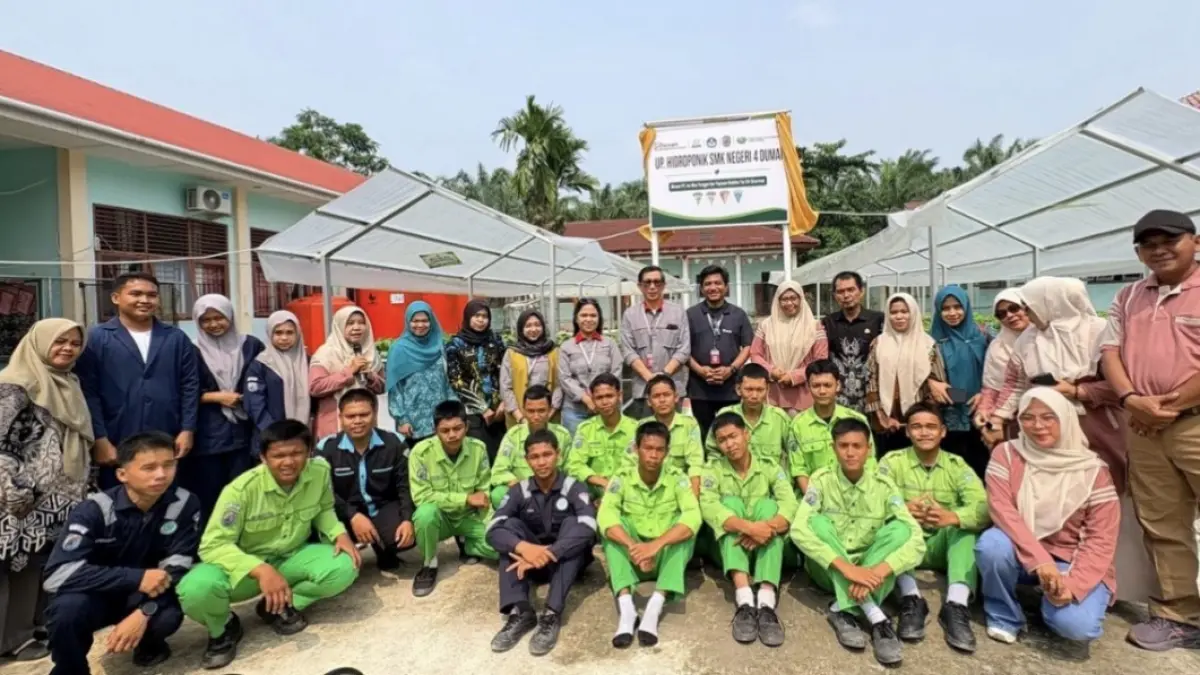 Siswa-siswi SMKN 4 Dumai memanfaatkan rumah kaca hidroponik sebagai ruang belajar langsung, merasakan sendiri proses menanam, merawat, hingga memanen.(IMT UNTUK RIAUPOS.CO)